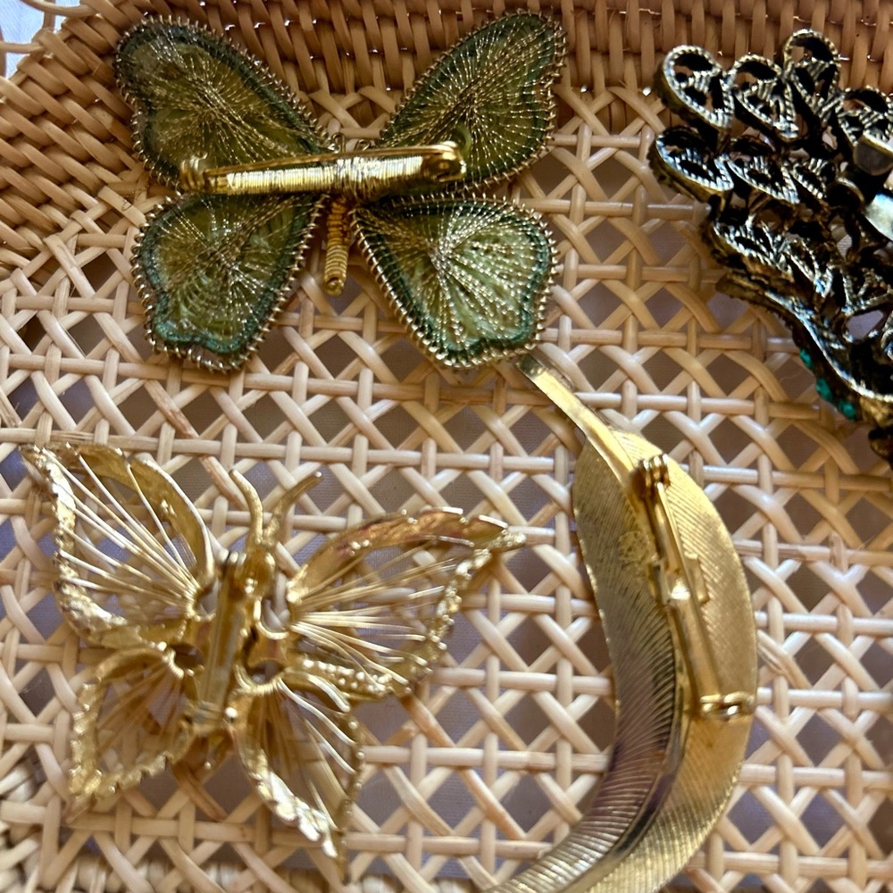 Vntg Bundle of brooches lapel pins feather, butterfly, enamel, gold tone - Picture 7 of 11